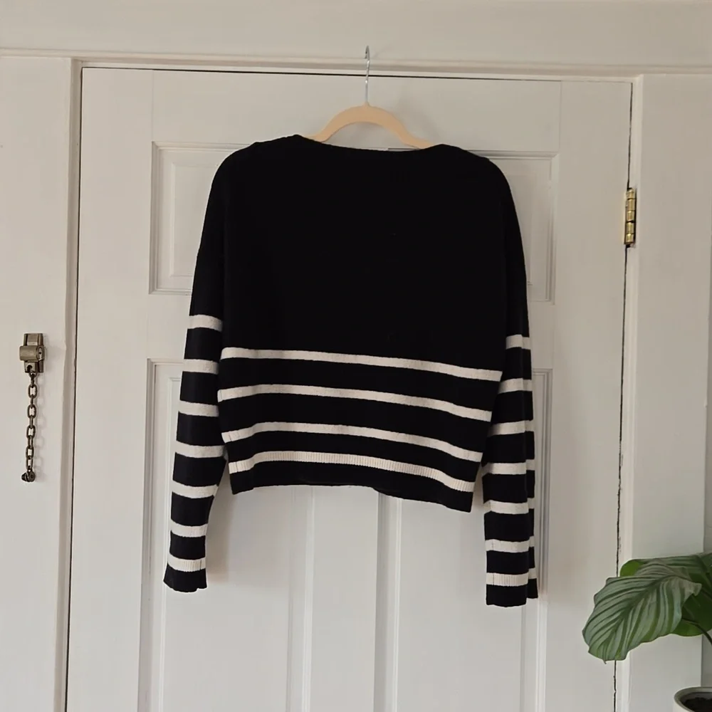 A&F Merino Wool-Blend V-Neck Sweater - Picture 4 of 5